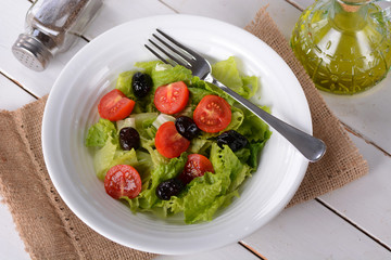 fresca insalata di lattuga, pomodorini e olive nere