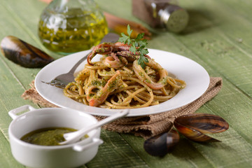 spaghetti al pesto con calamari