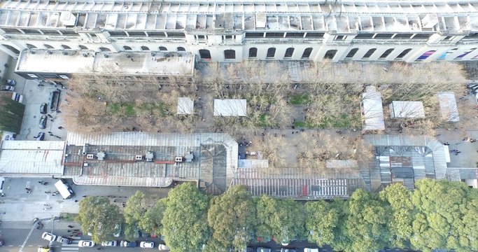 Escena Aérea Con Dron Del Parque Público Sobre Copa De árboles. Peatones Caminar Por El Parque. Planta. Otoño Deja Libre Visual Desde La Perspectiva Aérea De Los árboles, Circulación Peatonal.