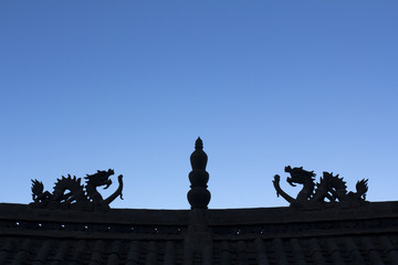 Fototapeta premium Dragon Silhouette on the the chinese temple roof