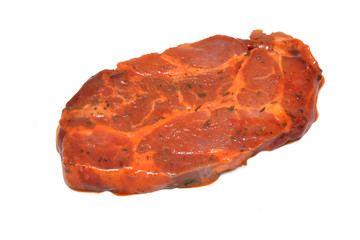 Roh Schwein Steak marinierte in rote Paprika Marinade Fleisch isoliert auf weiss 