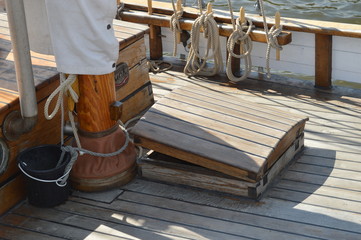 Holzluke auf dem Segler