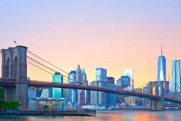Photo sur Plexiglas New York Horizon de New York, panorama du centre-ville de Manhattan avec le célèbre pont de Brooklyn au coucher du soleil coloré