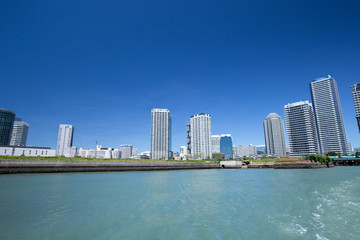 Obraz na płótnie Canvas 海から見た横浜駅周辺の高層ビルとマンション