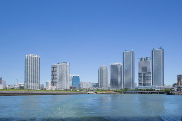 Obraz premium 海から見た横浜駅周辺の高層ビルとマンション