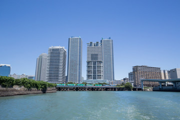Obraz na płótnie Canvas 海から見た横浜駅周辺の高層ビルとマンション
