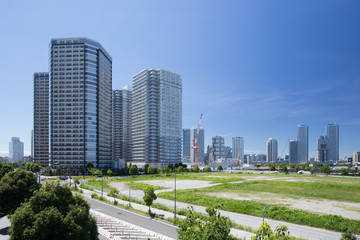 Fototapeta na wymiar 開発が進む横浜みなとみらい地区（建設中の高層ビルとマンション）