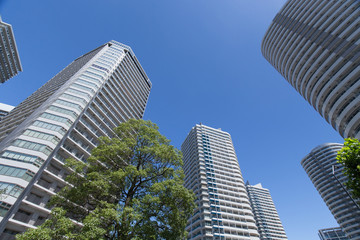 横浜みなとみらいの高層ビルとマンション