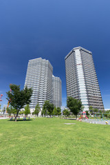 Obraz premium 横浜みなとみらいの高層ビルとマンション