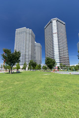 Obraz premium 横浜みなとみらいの高層ビルとマンション