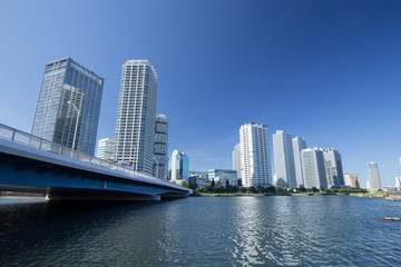 Obraz premium 横浜駅周辺の高層ビルとマンション