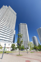 横浜みなとみらいの高層ビルとマンション