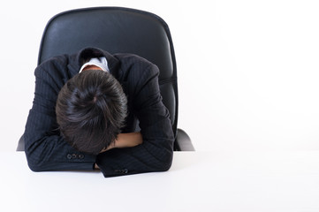 頭を抱えて悩んでいるビジネスマン