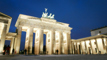 Obraz premium The Brandenburg Gate, Berlin, Germany. A low angle night view of the Brandenburg Gate, Berlin, on a cold winters day.