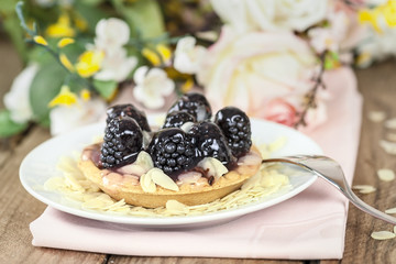 Tartelettes an Mandelblättchen mit Brombeeren