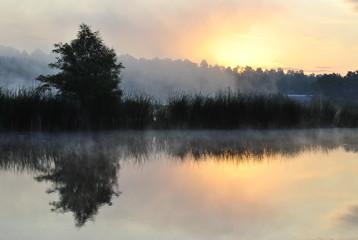 Рассвет солнца на озере