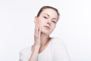 Fototapeta premium Junge hübsche Frau im weissen shirt