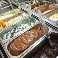 Esposizione vaschette di gelato gusti vari