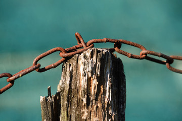 Naklejka premium Closeup photo of a rusty chain