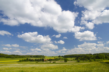 Wiese und Wolken auf der Schwäbischen Alb
