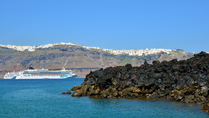 Fototapeta na wymiar Bateaux de croisière à Santorin