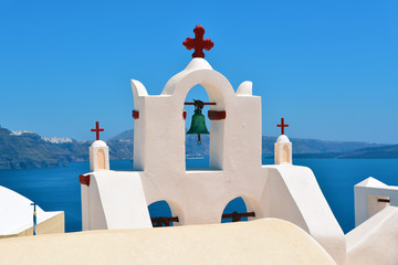 Beffrois d'églises grecques sur fond de ciel bleu