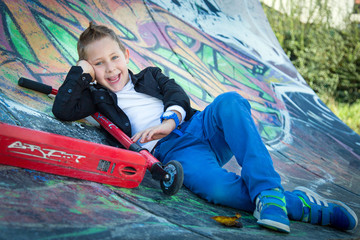 Enfant au skatepark