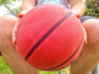 Basketball in den Händen