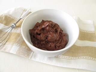 Frisch zubereitete Schokoladencreme in einer Schüssel