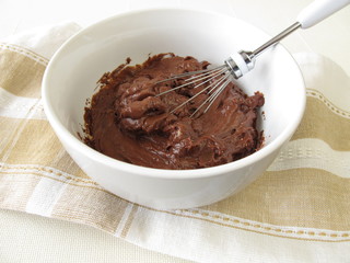 Frisch zubereitete Schokoladencreme in einer Schüssel