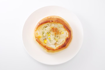 お皿にのせた ポテトグラタン 総菜パン 白背景