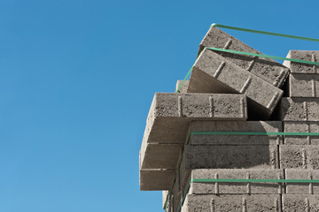 Gestapelte Betonsteine drohen herunter zu fallen