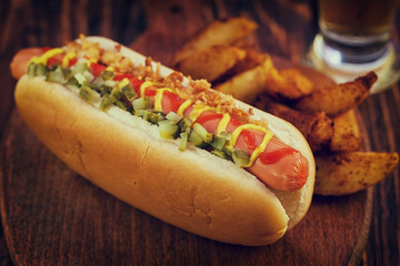 Fototapety  Hot Dog z Ćwiartkami Ziemniaczanymi