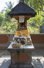 Fototapeta na wymiar Tempel in Tempelanlage mit Opfergaben