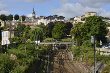 Obraz premium La ville haute d'Angoulême avec ses halles et la tour de l'hôtel de ville 