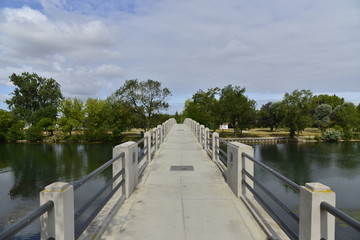 Fototapeta premium Passerelle enjambant la Charente en été à Angoulême
