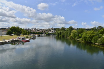 Fototapeta na wymiar La Charente vue depuis la passerelle en direction de la ville haute d'Angoulême