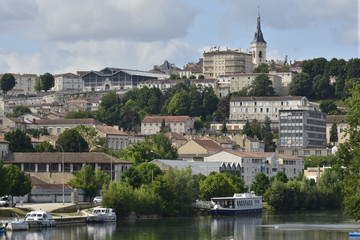 Le centre historique d'Angoulême avec ses halles et la tour de l'hôtel de ville 