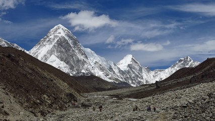 Fototapeta premium Porter heading towards the Everest Base Camp