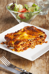 hausgemachte Lasagne auf rustikalem Holz