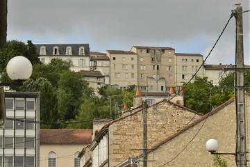 L'architecture à flanc de colline vers la ville haute d'Angoulême