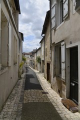 Fototapeta na wymiar Ruelle typique de la vieille ville historique de Jarnax-c-Sur-Charente