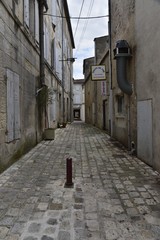 Ruelle typique à pavés au centre ville historique de Jarnac-sur-Charente