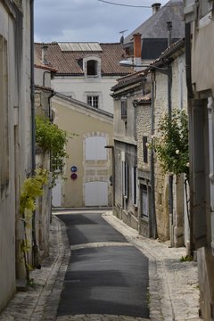 Fototapeta Architecture archaïque d'une des ruelles du centre historique de Jarnac-sur-Charente