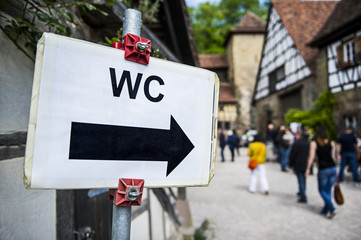WC Zeichen mit Pfeil