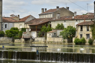 Vieilles bâtisses le long de la Charente derrière la cascade à Jarnac