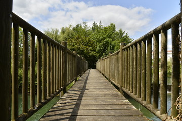 Fototapeta premium Passerelle en bois enjambant une partie de la Charente à Jarnac