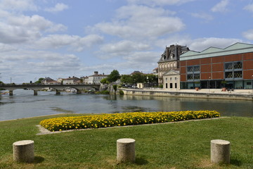 La Charente vers le pont principal de Jarnac vue depuis le Grand Parc
