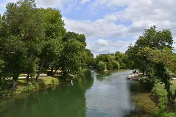 Obraz premium Un bras de la Charente vers les gradins en face de l'eau au Grand Parc de Jarnac