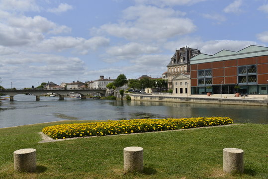 La Charente vers le pont principal de Jarnac vue depuis le Grand Parc